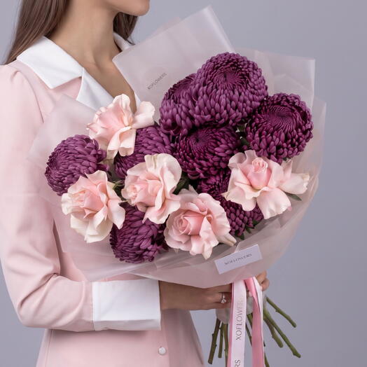 Букет авторский из сезонных хризантем «Бигуди» и французских роз от XOFLOWERS