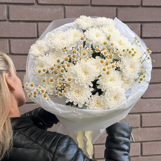 Букет из кустовой хризантемы и матрикарии