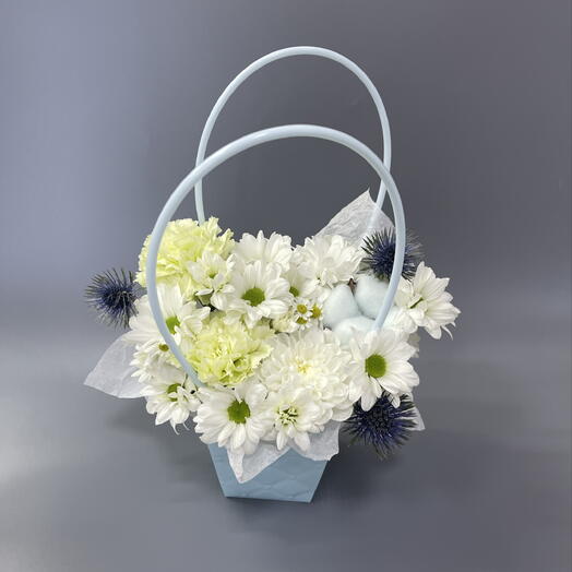 Композиция в сумочке «утренняя роса» хризантема | Эрингиум | хлопок | гвоздика