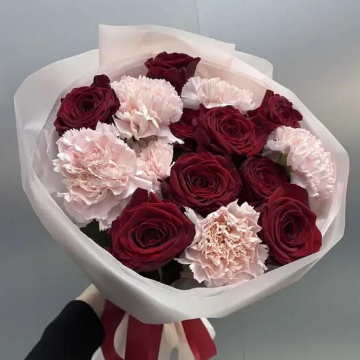 Красные ароматные розы с диантусами 💞