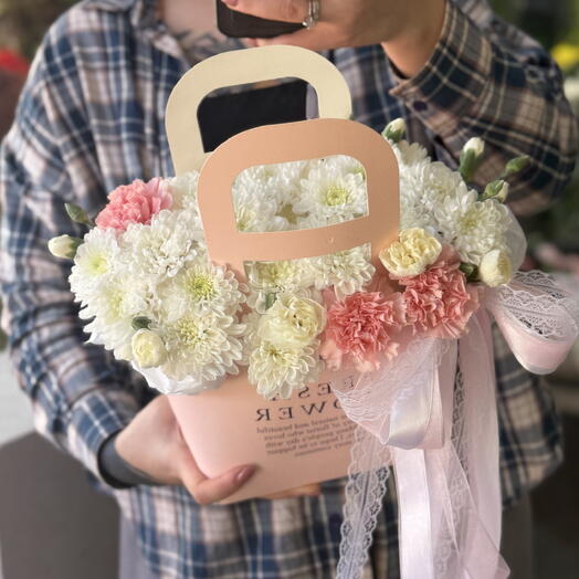 Нежная цветочная сумочка с диантусами и хризантемой «Ажурная Pink» D56