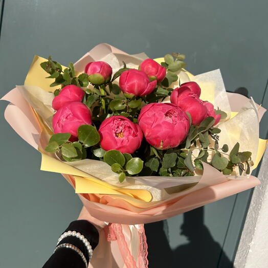 Букет коралловых пионов в стильной упаковке🌸🌺