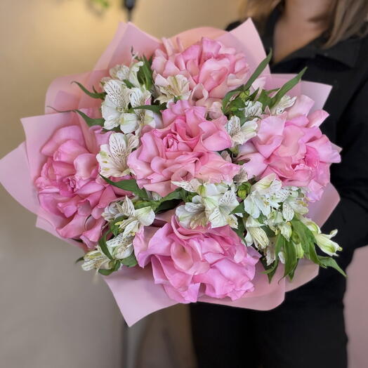 Классический букет: Розовые розы и белая альстромерия💞