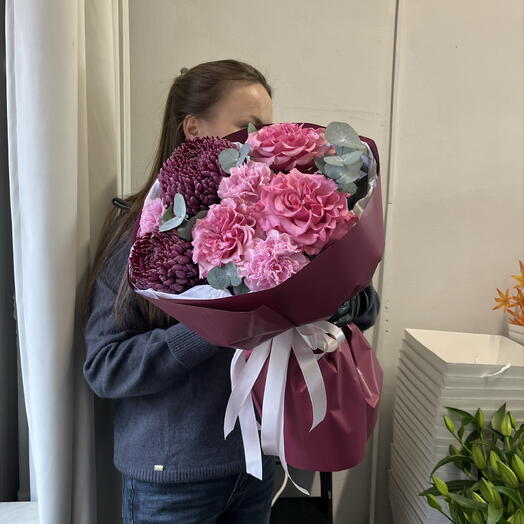 Сборный осенний букет: хризантема бигуди, пионовидные розы и гвоздики