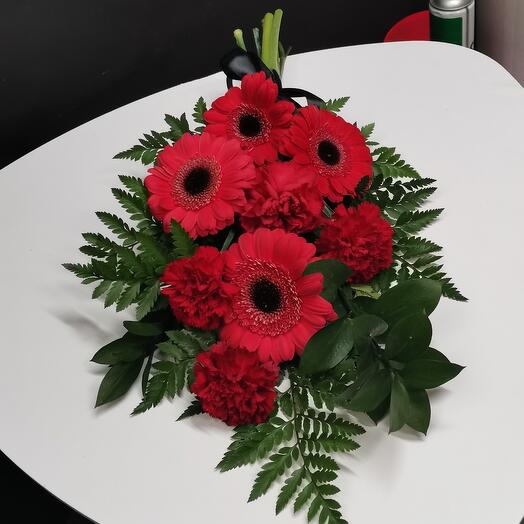 Композиция из гербер и гвоздик