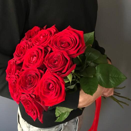 11 rosas escarlatas bajo la cinta