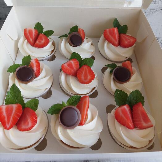 Cupcakes with strawberries and tofifi