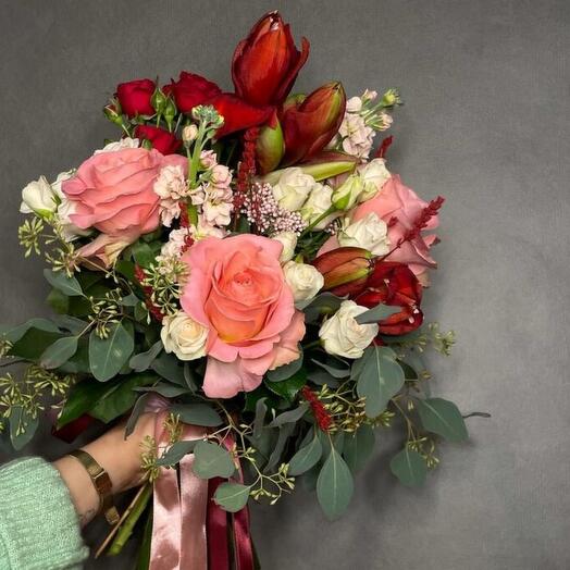 Букет невесты в аквабоксе с красным амариллис