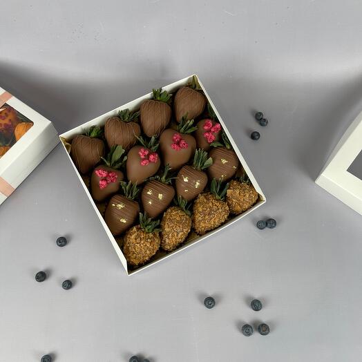 Dulce regalo fresa en chocolate