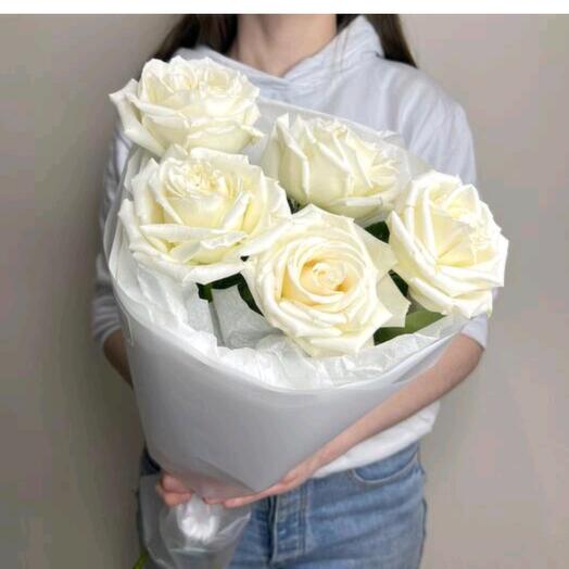 un cumplido de 5 rosas blancas como la nieve en forma de peonía