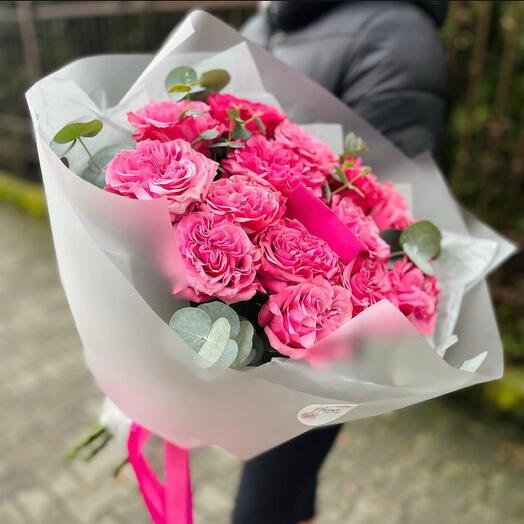 Ramo de 15 rosas peonía y eucalipto