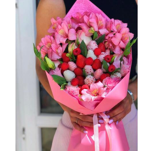 Fresas cubiertas de chocolate y flores