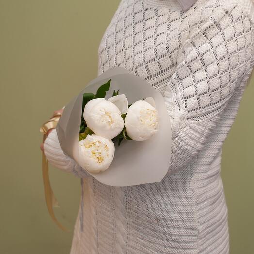 Bouquet of three peonies