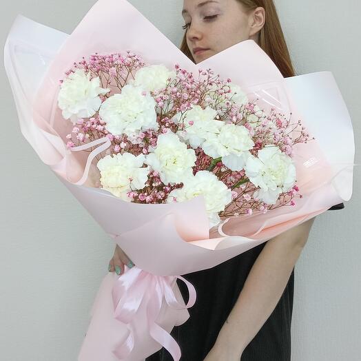 Букет с диантусами и гипсофилой