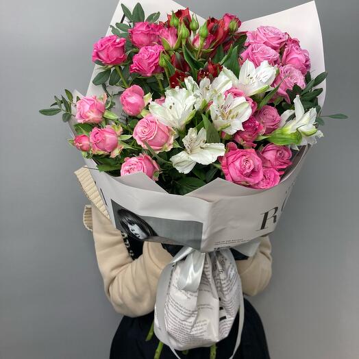 Ramo de rosas arbustivas y alstroemeria