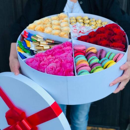 Гигантский подарочный бокс с цветами розами и сладостями ferrero rocher raffaello merci