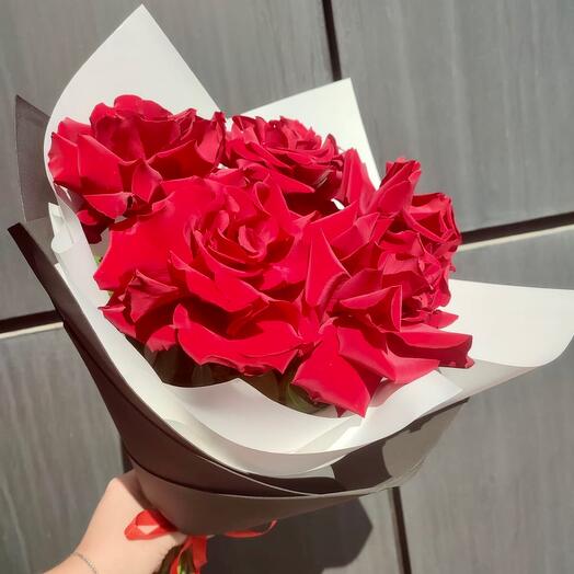 Букет алых роз