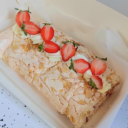 Меренговый рулет с клубникой