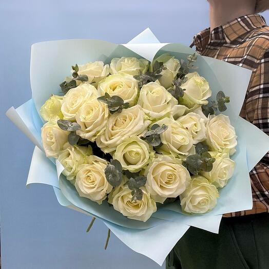 Monobucket of 21 white roses and eucalyptus