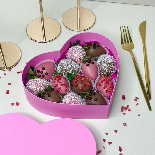 Клубника в шоколаде в розовом сердце 12-15 шт