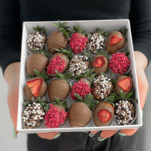 Набор клубники в шоколаде «Молочная гармония» 20 шт