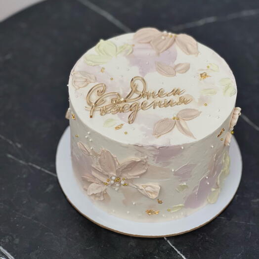 Торт с лепестками и золотым топпером