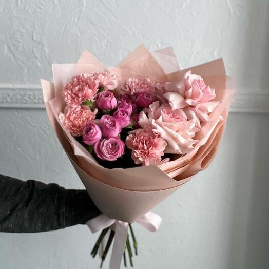 Евро-букет с диантусами и розами