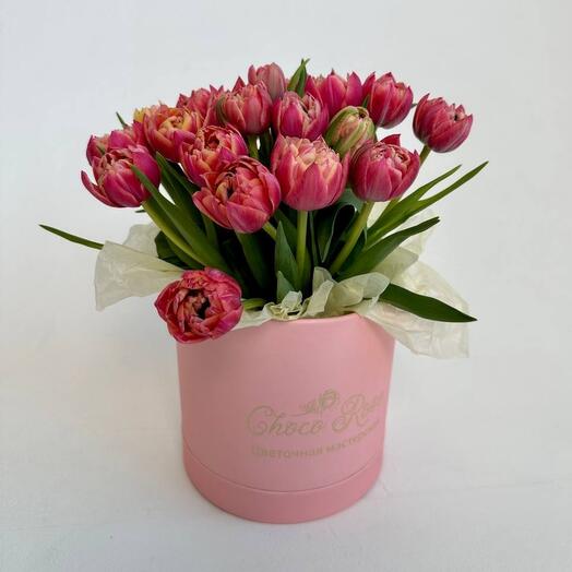 Тюльпаны в шляпной коробке в аранжировке