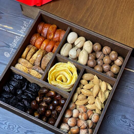 Набор с орехами и сухофруктами