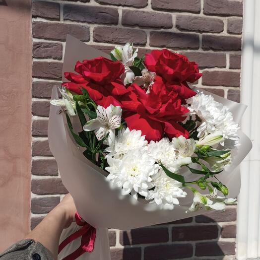 Микс букет с ярким акцентом