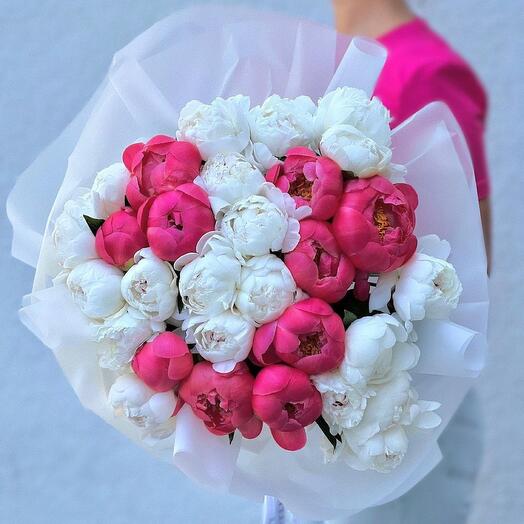 Букет из белых и малиновых пионов