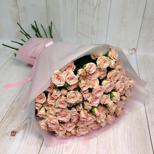 29 нежно-розовых кустовых роз