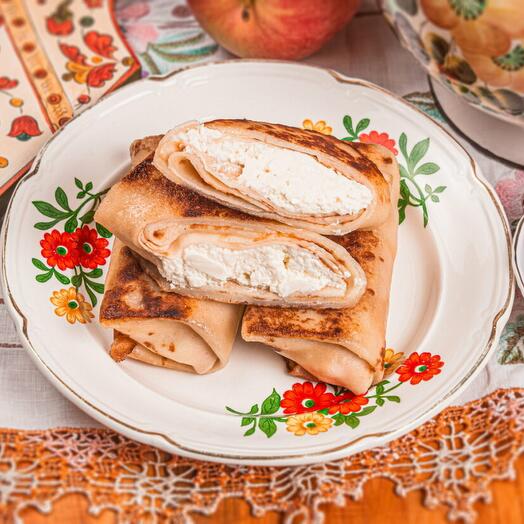 Блины с творогом, подаются со сметаной