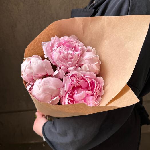 5 розовых пионов в жатом крафте/ Цветы/ букет от RoseMarkt