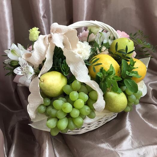 Райский сад (композиция из фруктов и цветов в корзине)