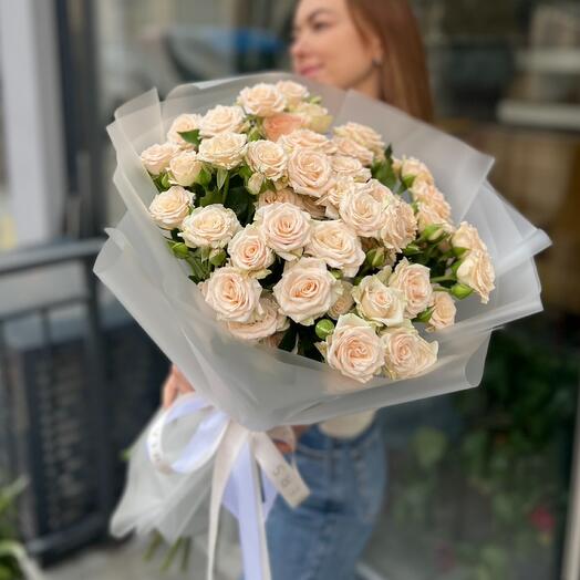 Моно букет из бежевой кустовой розы