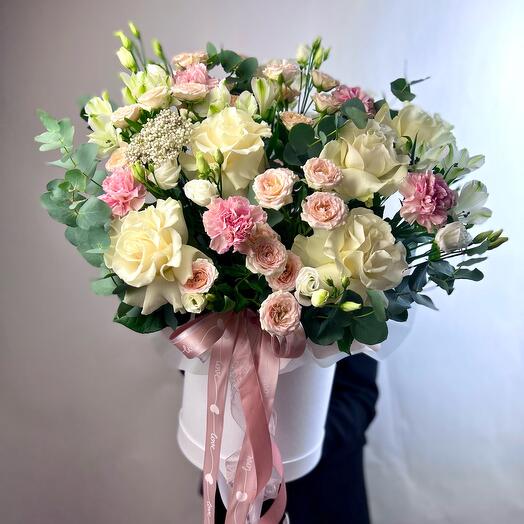 Incredible composition with French roses and delicate bush roses (art.1001)