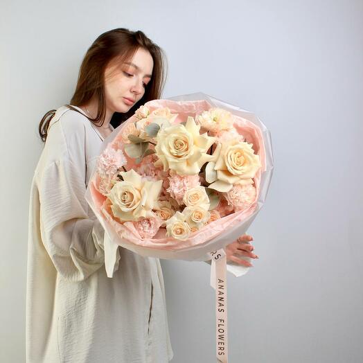 Авторский букет из нежных роз и диантусов