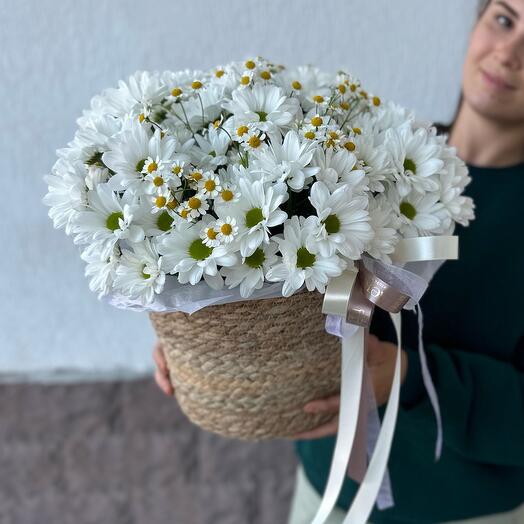 Корзина с ромашками хризантемами