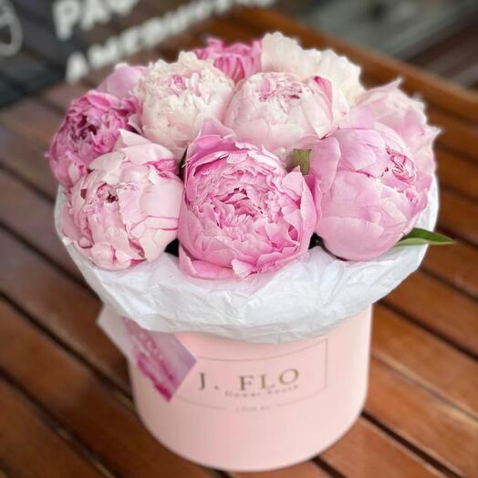 Пионы в коробке Lily