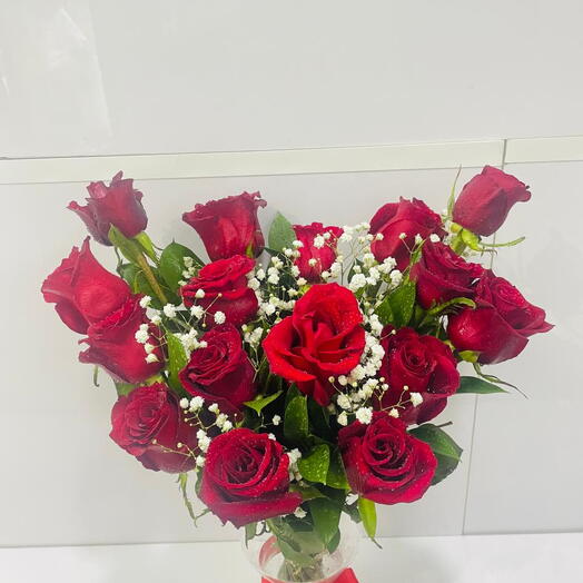 Honey Red Roses: Sweet Vase