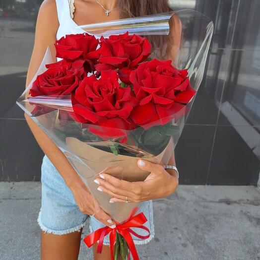 Алые розы французские в крафте