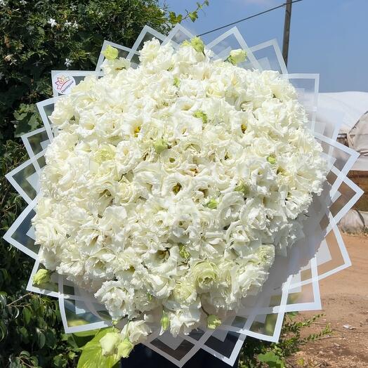 White lisianthus bouquet