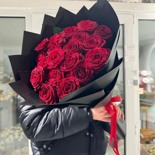 Rosas rojas en paquete de diseño