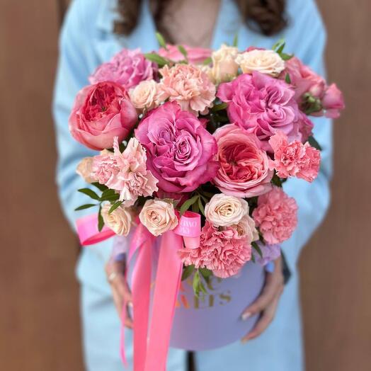 Flores en una Caja de verano Brillante con rosas en forma de peonía