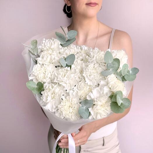 Воздушный букет белый диантус и эвкалипт