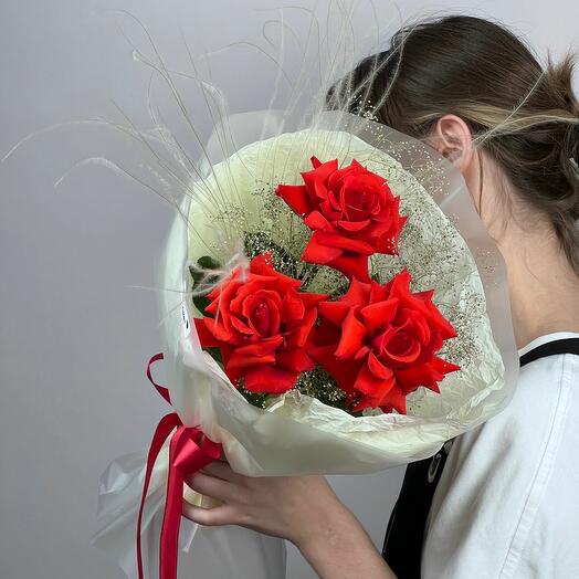 Букет комплимент из 3 красных французских роз Нина Nina