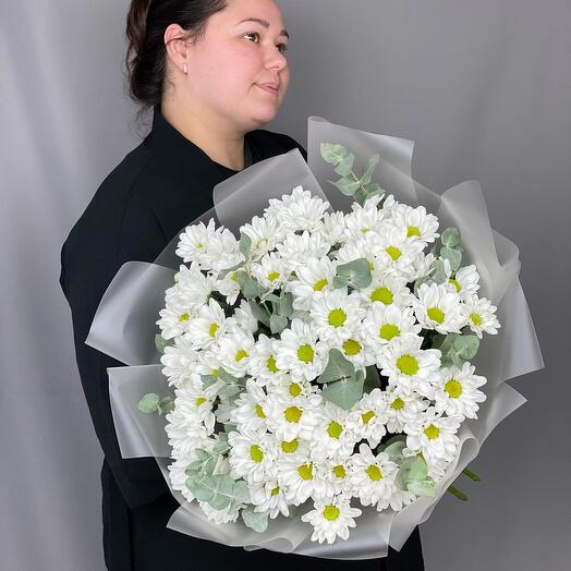 Монобукет из хризантем с эвкалиптом.Букет 676 Milin bouquet