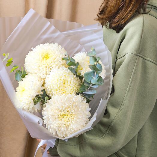 Bouquet of 5 white chrysanthemums and eucalyptus