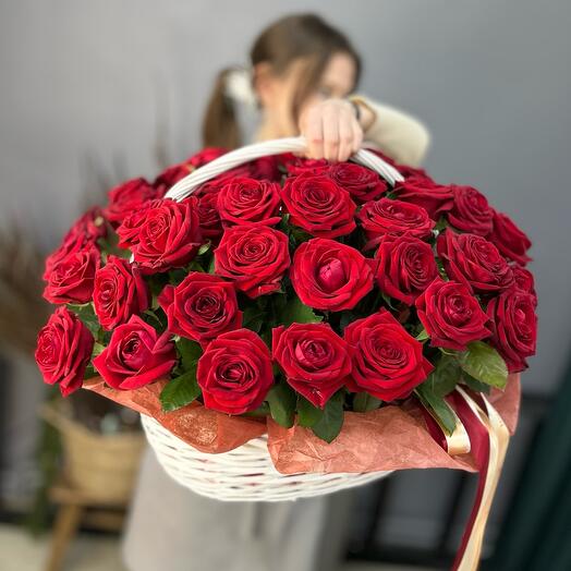 Корзина с красными розами для любимой